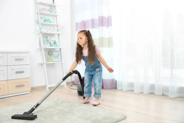 Menina usando aspirador de pó — Fotografia de Stock