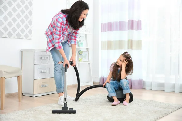 Daughter Mother Using Vacuum Cleaner Room — Stock Photo, Image