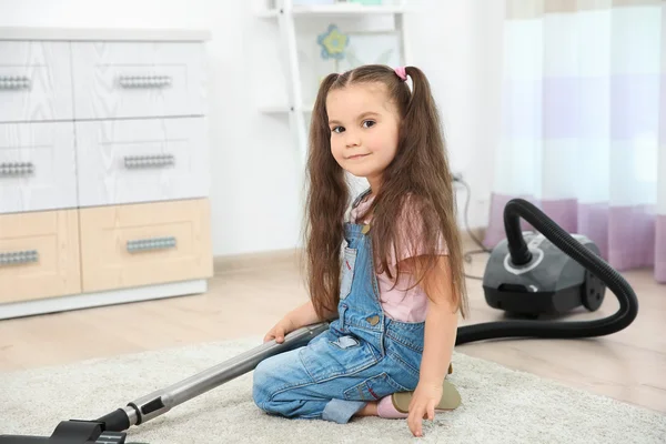 Meisje met stofzuiger — Stockfoto