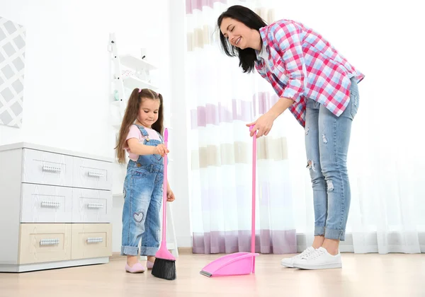 Daughter and mother sweeping — Stock Photo, Image
