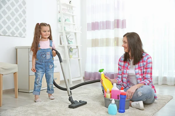 Daughter Mother Cleaning House Together — Stock Photo, Image