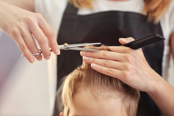 Friseur macht Frisur für Kind — Stockfoto