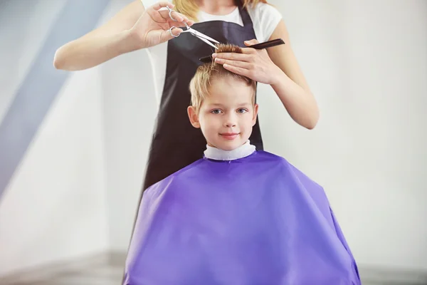 Cabeleireiro fazendo penteado para criança — Fotografia de Stock