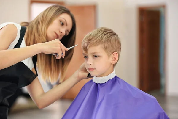 Friseur Macht Frisur Für Kind Auf Verschwommenem Hintergrund — Stockfoto