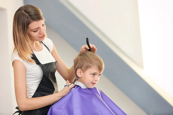 Friseur Macht Frisur Für Kind Auf Verschwommenem Hintergrund — Stockfoto