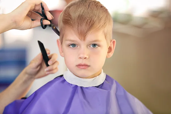 子に髪型を作る美容師 — ストック写真