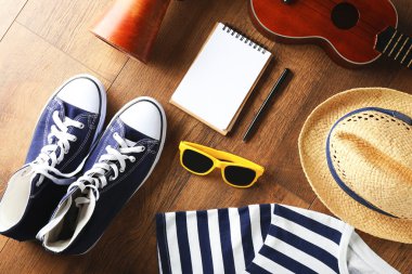 Müzisyen kahverengi ahşap üzerine ayarla