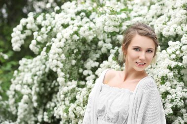 Bahçede genç güzel gelin