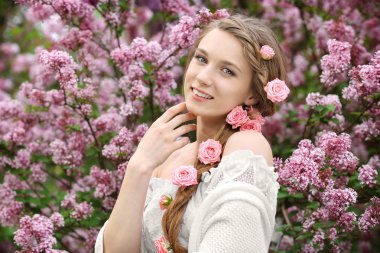 Bahçede genç güzel gelin