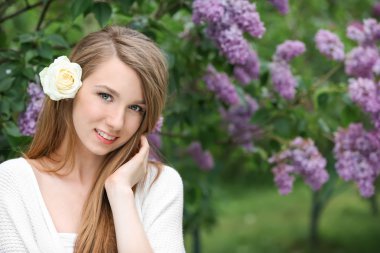 Bahçede genç güzel gelin