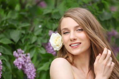 Bahçede genç güzel gelin