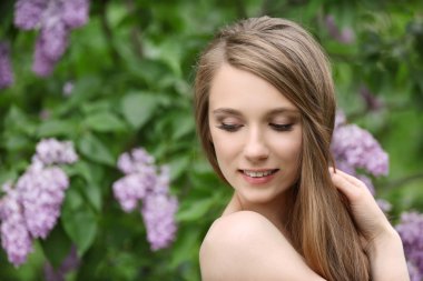 Bahçede genç güzel gelin