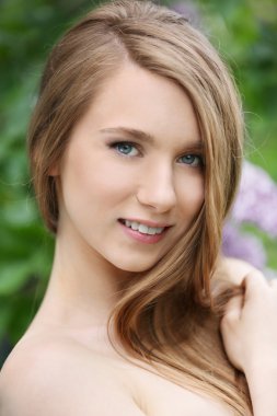 Bahçede genç güzel gelin