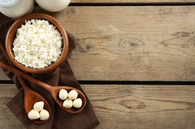 tablo üzerinde süt ürünleri