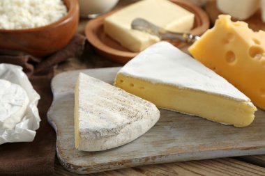 peynir kesme tahtası üzerinde