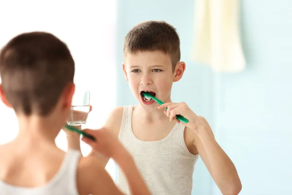 Anak kecil dengan sikat gigi — Stok Foto