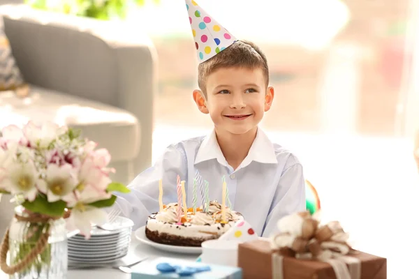 Хлопчик з тортами на день народження — стокове фото
