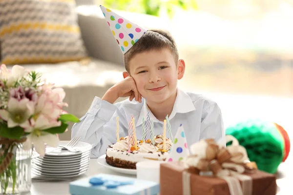 誕生日ケーキを持つ少年 — ストック写真