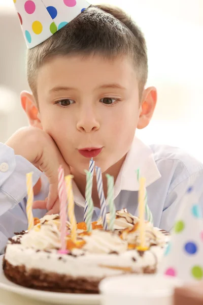 Мальчик с праздничным тортом — стоковое фото