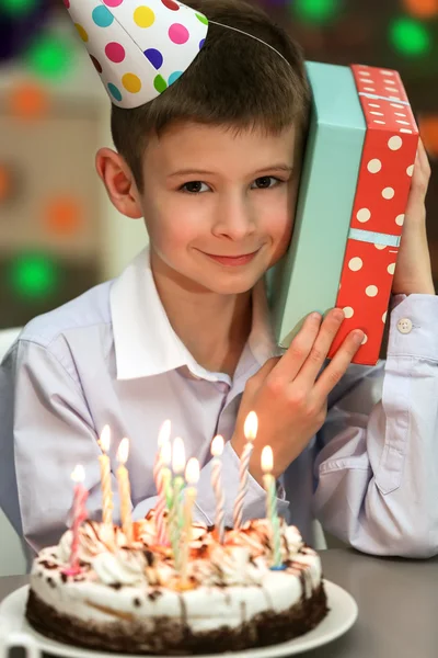 Menino feliz com bolo de aniversário — Fotografia de Stock
