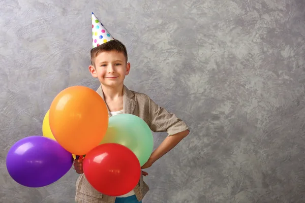 Pojke med färg ballonger — Stockfoto