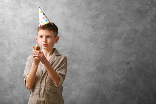 Jongetje met cupcake — Stockfoto