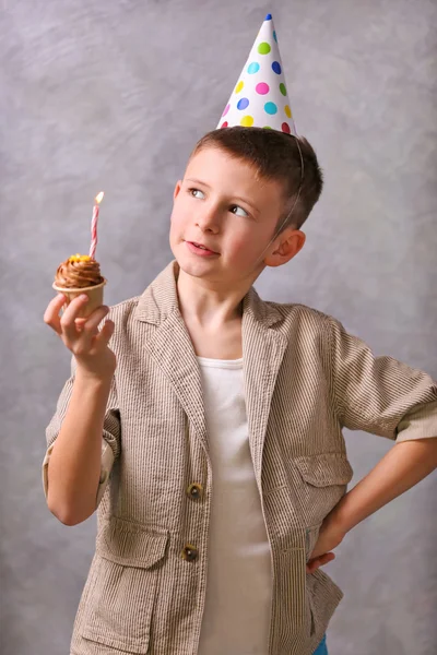 Menino com cupcake — Fotografia de Stock