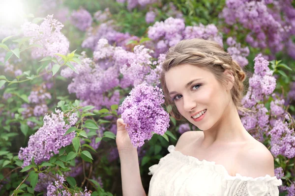 Mladá krásná nevěsta v zahradě — Stock fotografie