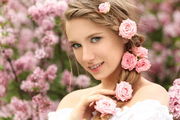 Jeune belle mariée dans le jardin — Photo