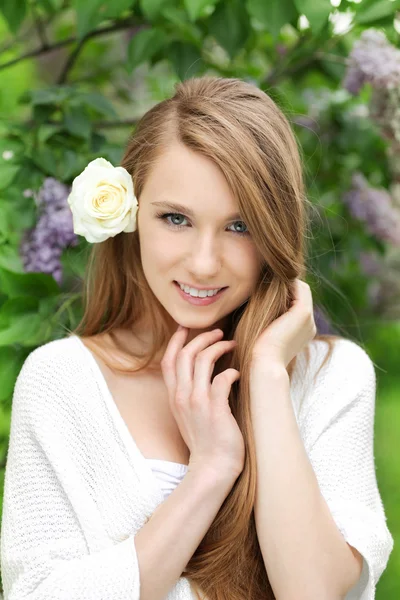 Joven novia hermosa en el jardín —  Fotos de Stock
