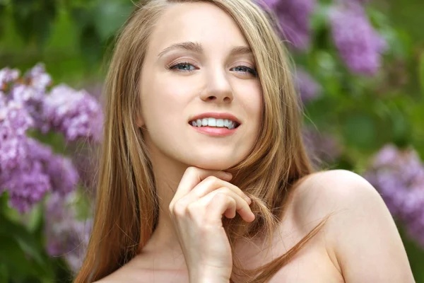 Young beautiful bride in the garden — Stock Photo, Image