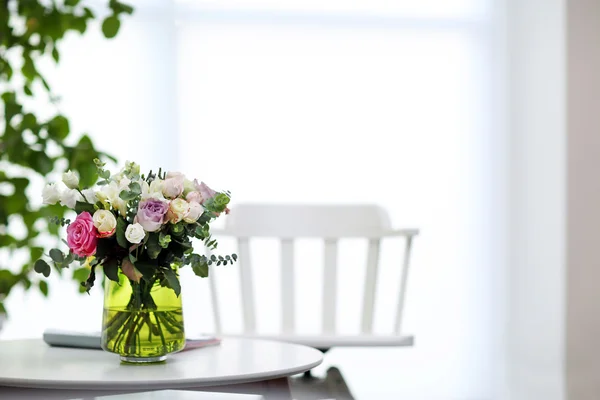 Florero con rosas frescas — Foto de Stock