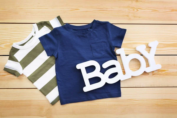 Ordet baby med kläder — Stockfoto