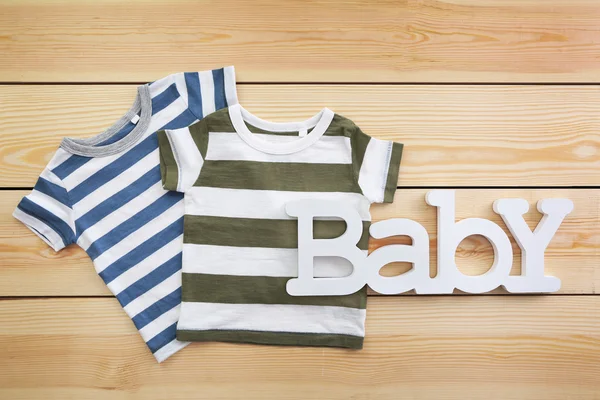 Palavra bebê com roupas — Fotografia de Stock