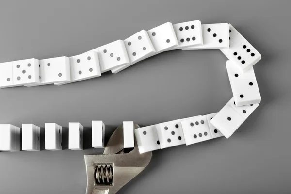 Domino con chiave su grigio — Foto Stock