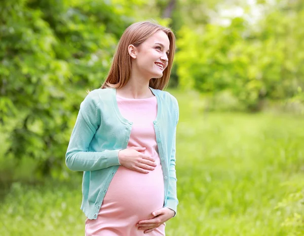 Beautiful pregnant woman in park — Stock Photo, Image