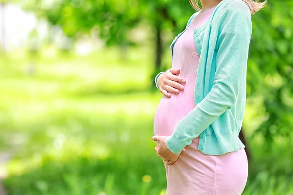 Zwangere vrouw in park — Stockfoto