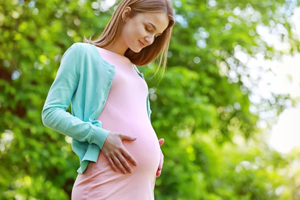 Mooie zwangere vrouw in park — Stockfoto