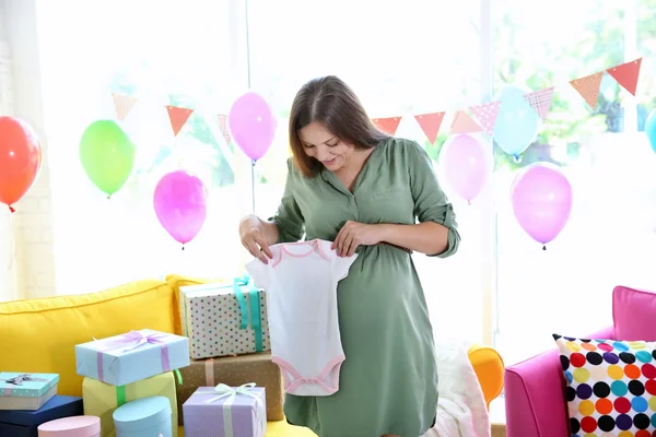Kobieta w ciąży z prezentuje na baby shower strony — Zdjęcie stockowe