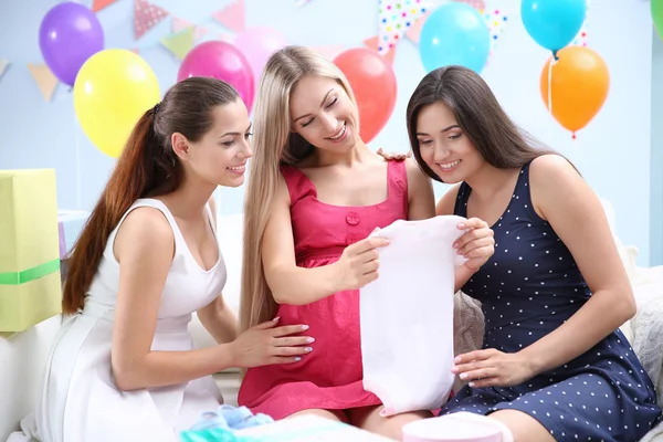 Pregnant woman and friends — Stock Photo, Image