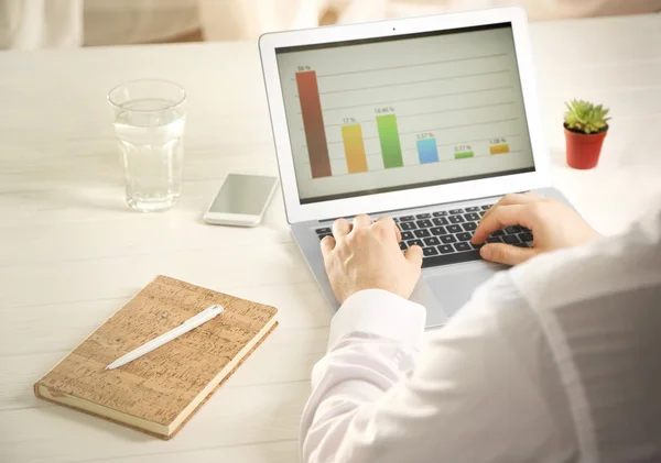 Homem usando laptop — Fotografia de Stock