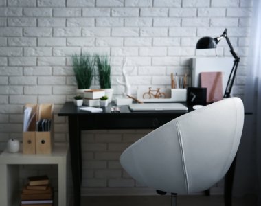 Çalışma alanı ile masa üstünde laptop