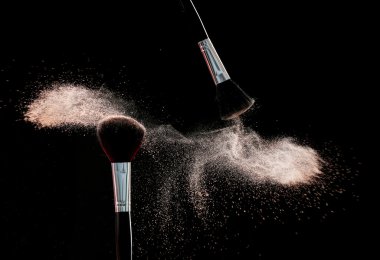 Toz uçan ile makyaj fırçaları 