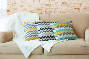 Kanepede şık yastık