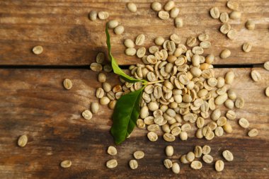 Kahve çekirdekleri ve yeşil yapraklar 