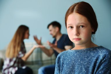 Aile sorunları kavramı. Üzgün kız ve kötüye veliler
