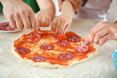 Yemek ebeveynler çocuklarla