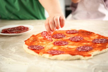 Yemek ebeveynler çocuklarla