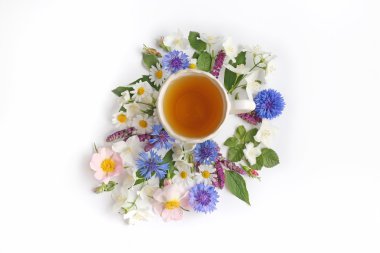 çay taze çiçekler ile 