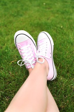 Kadın bacakları çimenlerin üzerinde